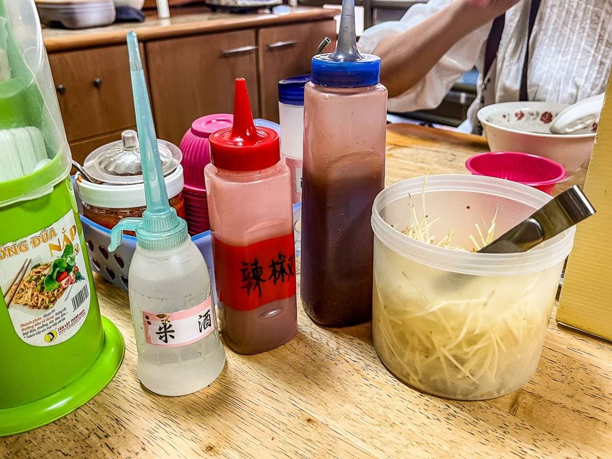 肉燥飯免費吃!台南米其林「牛肉湯強者」天亮就排爆,必沾獨門辣椒更夠味 肉燥飯免費吃!台南米其林「牛肉湯強者」天亮就排爆,必沾獨門辣椒更夠味
