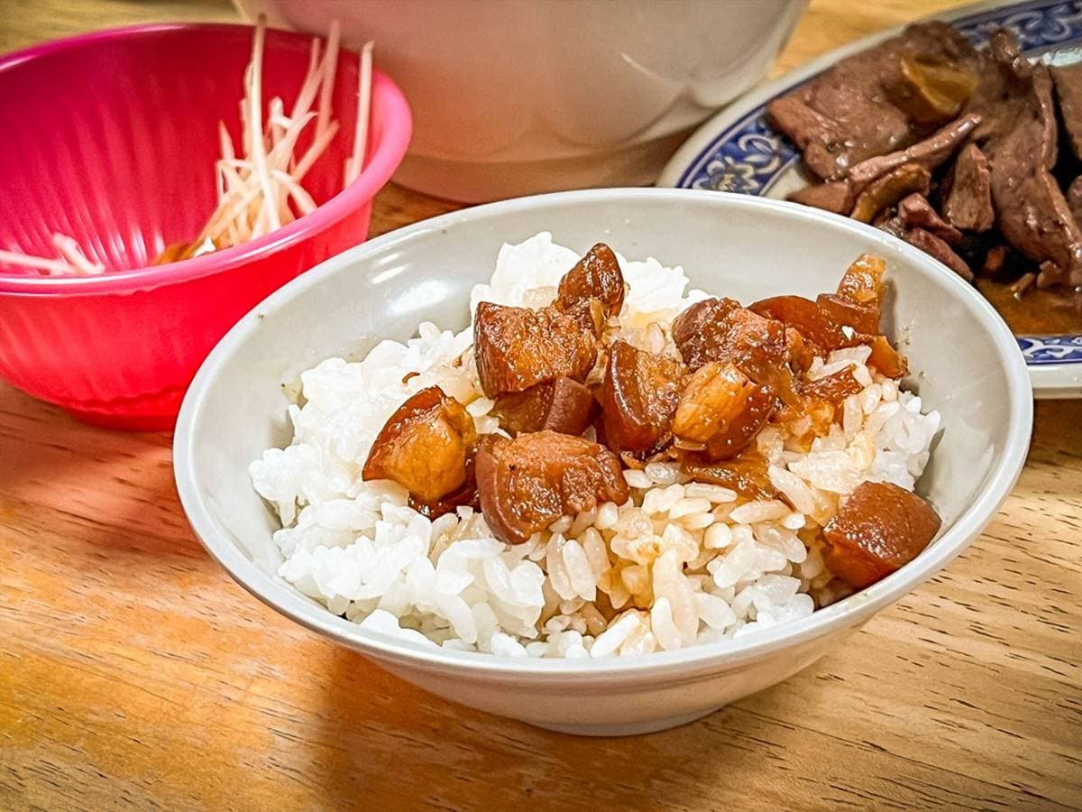 肉燥飯免費吃!台南米其林「牛肉湯強者」天亮就排爆,必沾獨門辣椒更夠味 肉燥飯免費吃!台南米其林「牛肉湯強者」天亮就排爆,必沾獨門辣椒更夠味