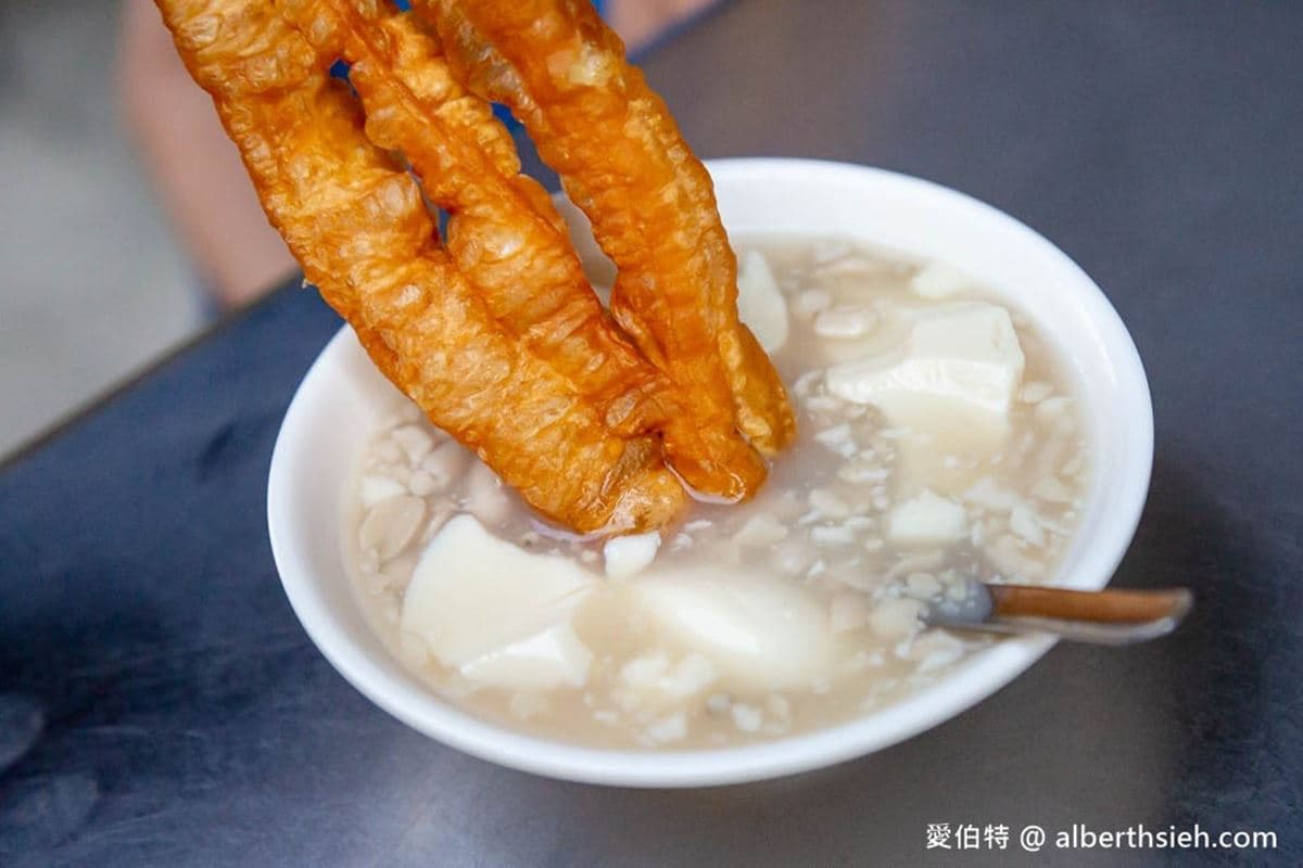 玩嘉義必朝聖!文化路夜市周邊9必吃:最強沙鍋魚頭、火雞肉飯、排隊手搖飲(中獎公布) 嘉義夜市最熱鬧的「文化路夜市」甜點可以吃阿娥豆漿豆花。