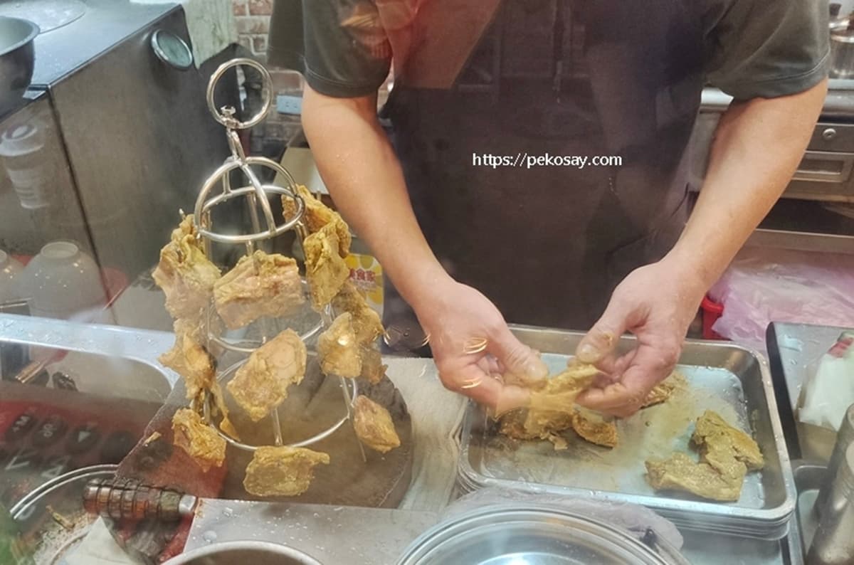 新疆姑娘手路菜!老饕激推「道地新疆烤肉」藏板橋,必點巨無霸肉串尺寸驚人 新疆姑娘手路菜!老饕激推「道地新疆烤肉」藏板橋,必點巨無霸肉串尺寸驚人