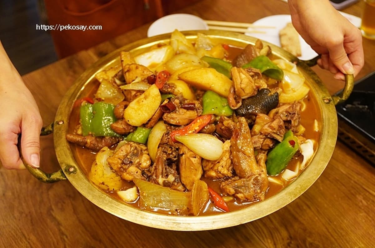 新疆姑娘手路菜!老饕激推「道地新疆烤肉」藏板橋,必點巨無霸肉串尺寸驚人 新疆姑娘手路菜!老饕激推「道地新疆烤肉」藏板橋,必點巨無霸肉串尺寸驚人