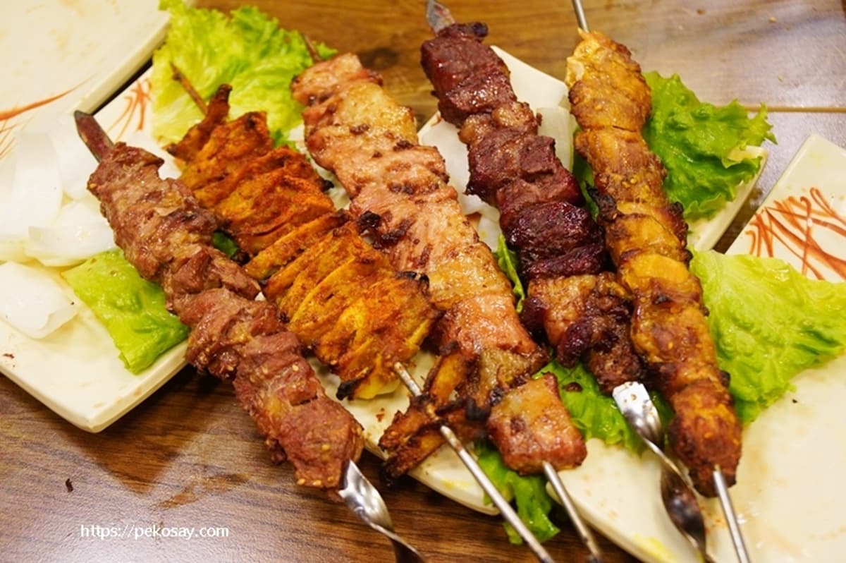 新疆姑娘手路菜!老饕激推「道地新疆烤肉」藏板橋,必點巨無霸肉串尺寸驚人 新疆姑娘手路菜!老饕激推「道地新疆烤肉」藏板橋,必點巨無霸肉串尺寸驚人