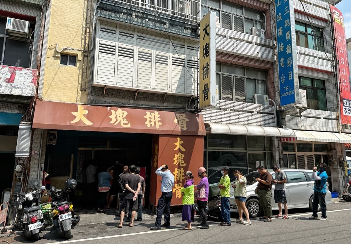 老闆怕你吃不飽!超狂「巨無霸雙拼飯」滿到蓋不起,在地激推還沒開門就排爆 老闆怕你吃不飽!超狂「巨無霸雙拼飯」滿到蓋不起,在地激推還沒開門就排爆