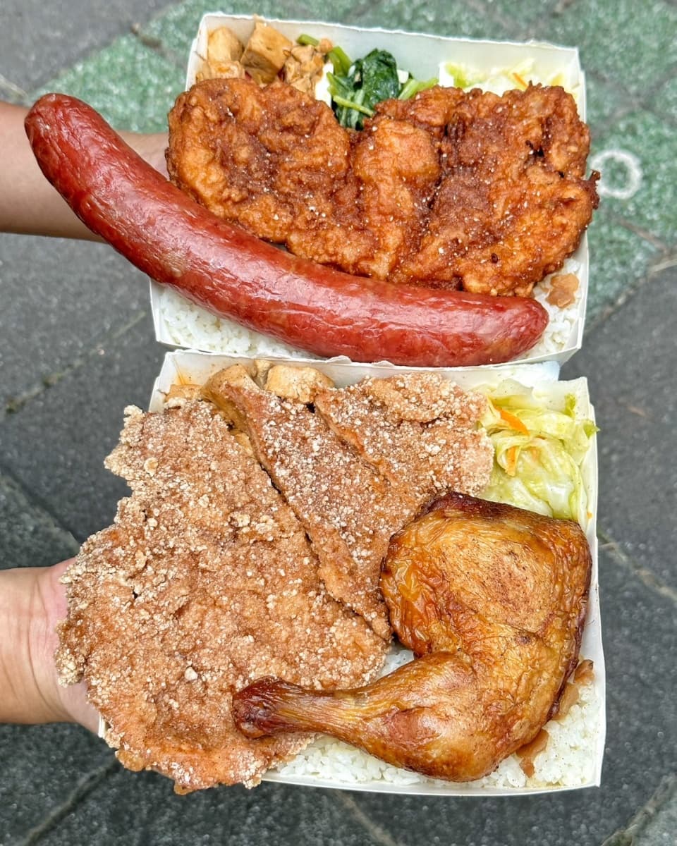 老闆怕你吃不飽!超狂「巨無霸雙拼飯」滿到蓋不起,在地激推還沒開門就排爆 老闆怕你吃不飽!超狂「巨無霸雙拼飯」滿到蓋不起,在地激推還沒開門就排爆