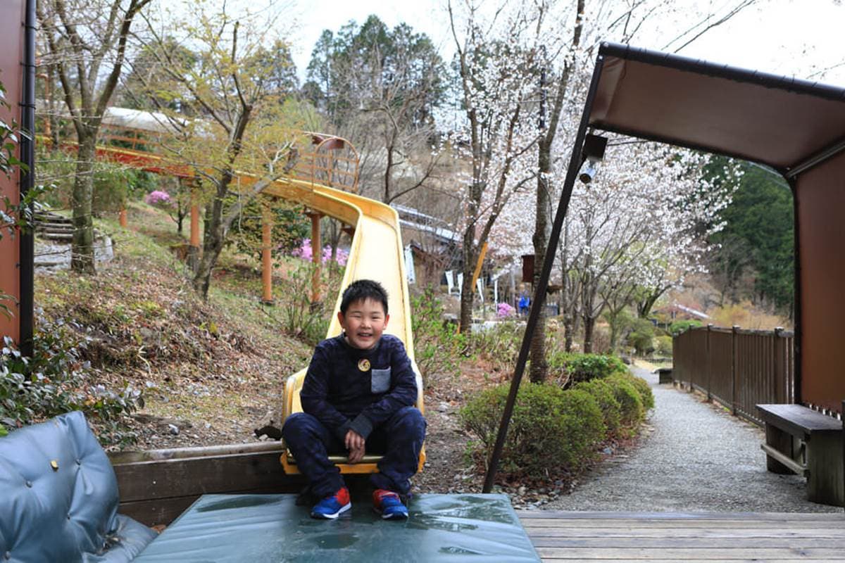 親子寒假泡湯預備!童話村免費足湯泡到飽,再衝175公尺刺激「森林溜滑梯」 親子寒假泡湯預備!童話村免費足湯泡到飽,再衝175公尺刺激「森林溜滑梯」