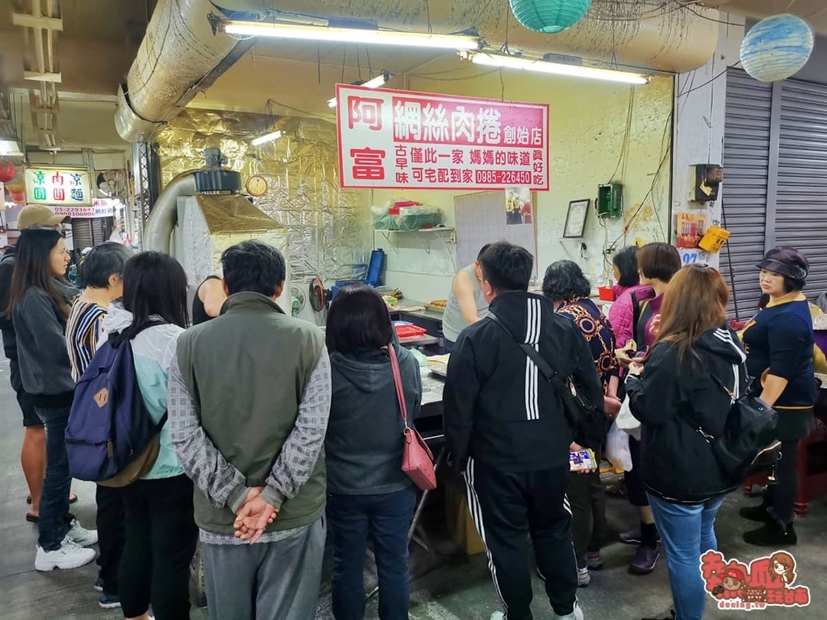 3鍋齊炸都來不及賣!嘉義夯翻「巨無霸肉捲」超有料,市場婆媽都排這攤 3鍋齊炸都來不及賣!嘉義夯翻「巨無霸肉捲」超有料,市場婆媽都排這攤