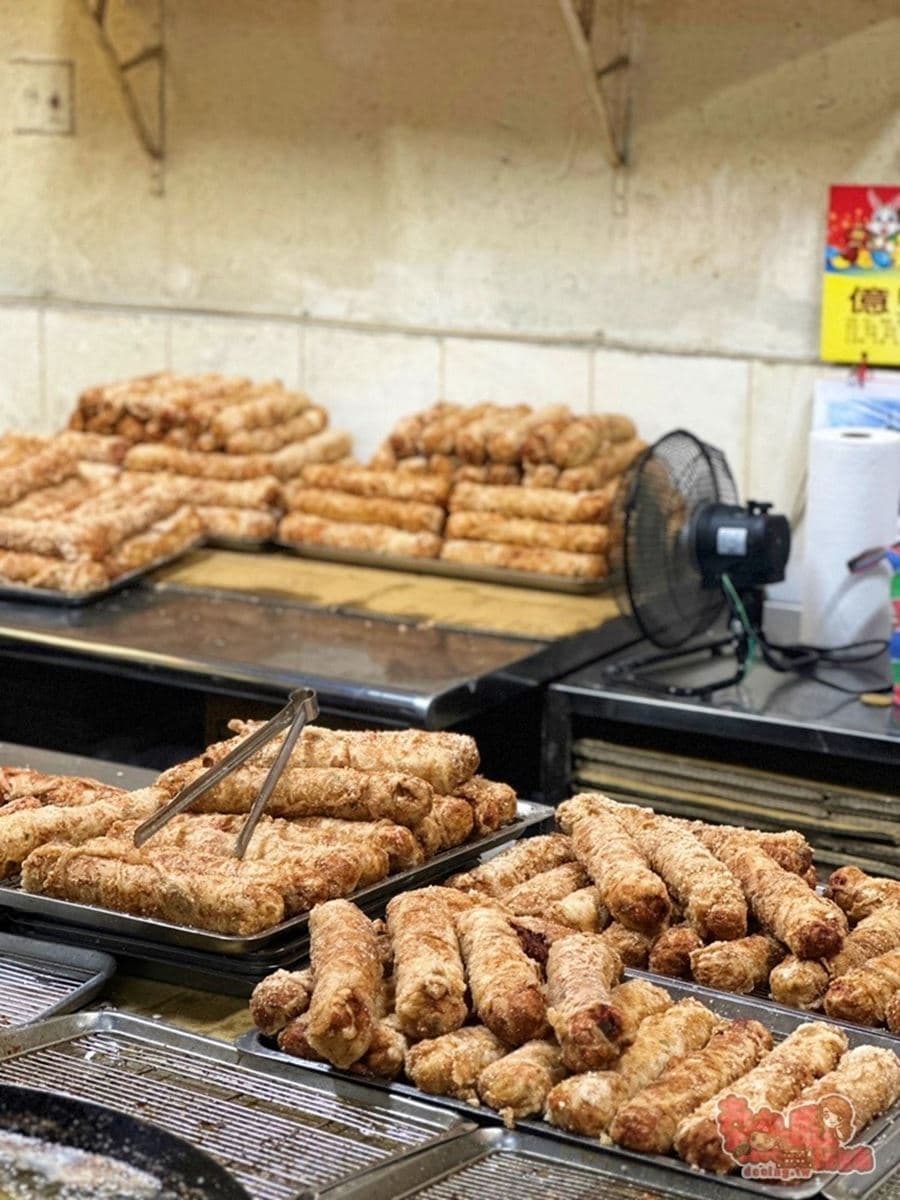 3鍋齊炸都來不及賣!嘉義夯翻「巨無霸肉捲」超有料,市場婆媽都排這攤 3鍋齊炸都來不及賣!嘉義夯翻「巨無霸肉捲」超有料,市場婆媽都排這攤