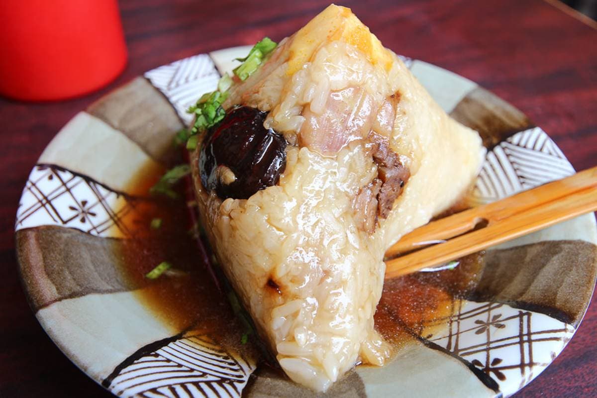 飄香破百年!台南「巨無霸肉粽」整顆干貝、鮑魚包進去,淋上肉汁吃更唰嘴 飄香破百年!台南「巨無霸肉粽」整顆干貝、鮑魚包進去,淋上肉汁吃更唰嘴