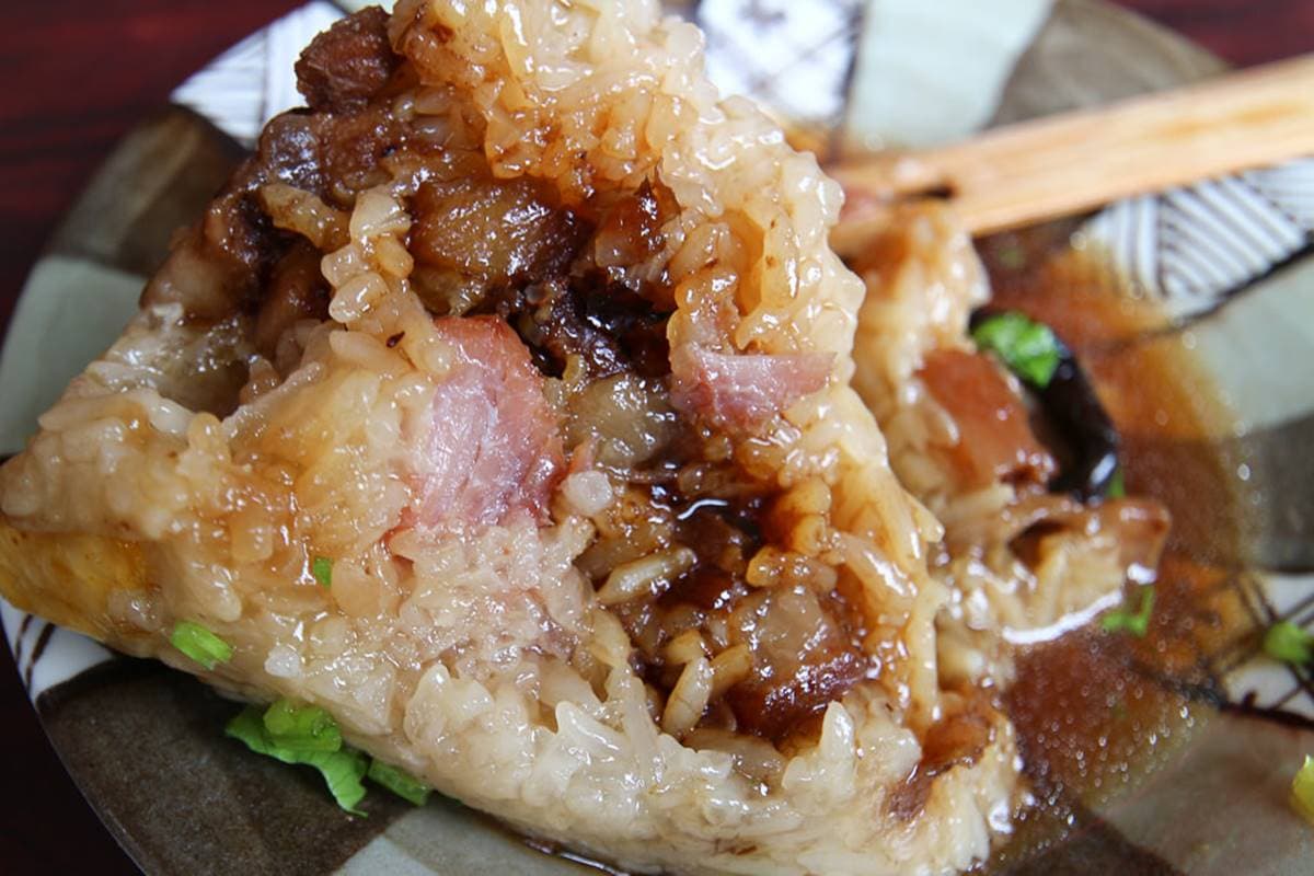 飄香破百年!台南「巨無霸肉粽」整顆干貝、鮑魚包進去,淋上肉汁吃更唰嘴 飄香破百年!台南「巨無霸肉粽」整顆干貝、鮑魚包進去,淋上肉汁吃更唰嘴