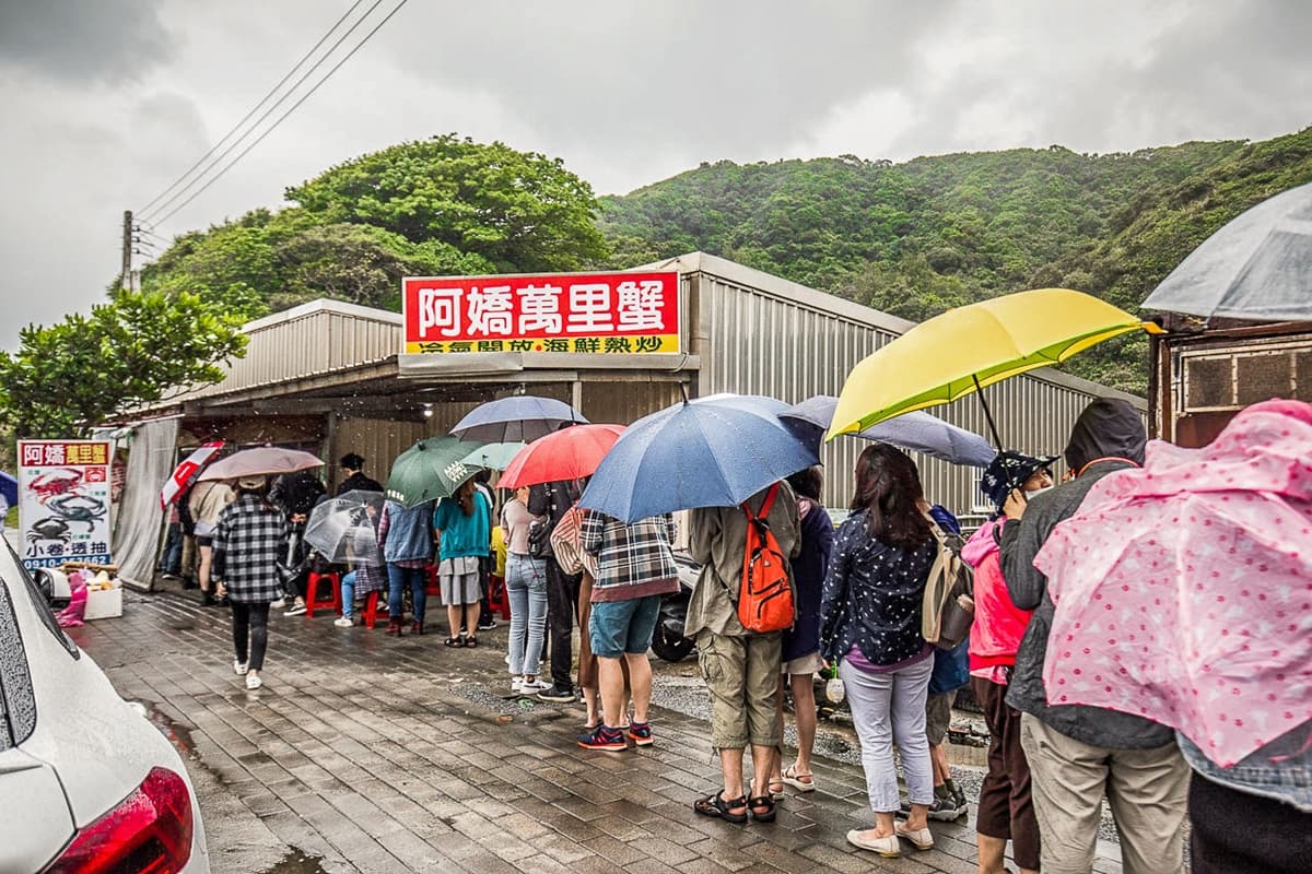 下雨撐傘也要吃!萬里最強「螃蟹料理」排隊1小時起,爽嗑清蒸沙公、三點蟹 下雨撐傘也要吃!萬里最強「螃蟹料理」排隊1小時起,爽嗑清蒸沙公、三點蟹