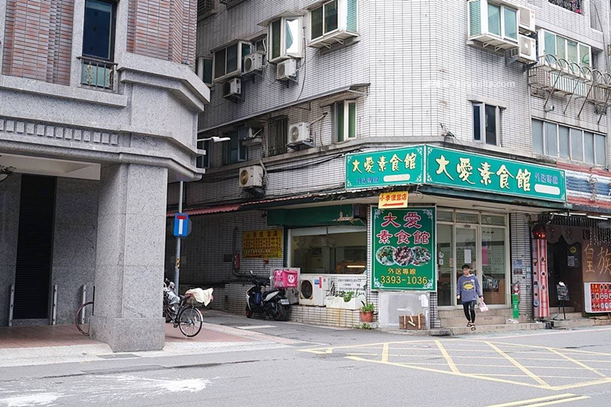 還沒開門先排爆!台北巷弄「隱藏版雞塊飯」滿到蓋不起來,配4樣菜CP值超高 還沒開門先排爆!台北巷弄「隱藏版雞塊飯」滿到蓋不起來,配4樣菜CP值超高