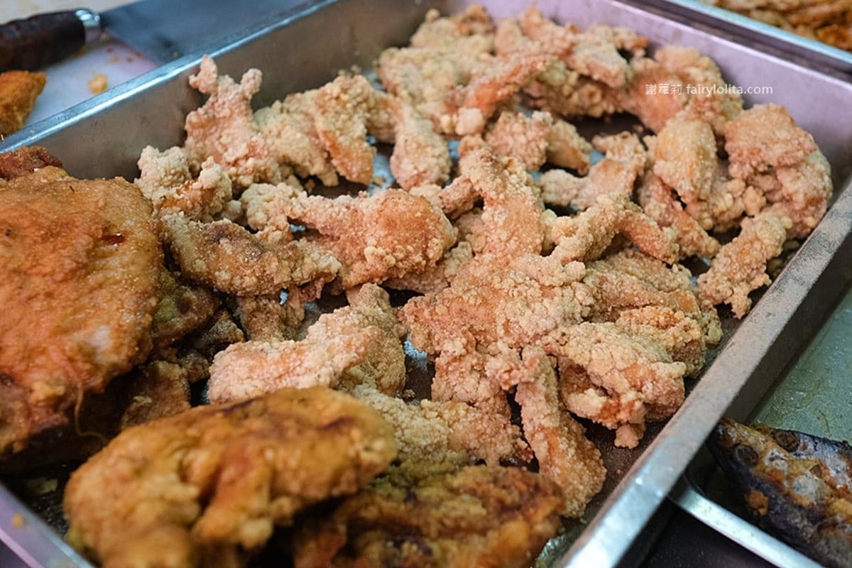 還沒開門先排爆!台北巷弄「隱藏版雞塊飯」滿到蓋不起來,配4樣菜CP值超高 還沒開門先排爆!台北巷弄「隱藏版雞塊飯」滿到蓋不起來,配4樣菜CP值超高