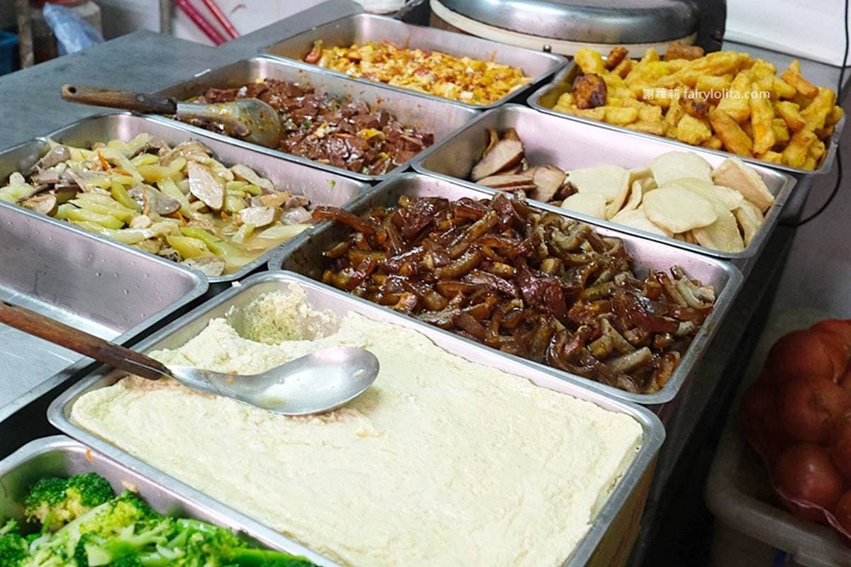 還沒開門先排爆!台北巷弄「隱藏版雞塊飯」滿到蓋不起來,配4樣菜CP值超高 還沒開門先排爆!台北巷弄「隱藏版雞塊飯」滿到蓋不起來,配4樣菜CP值超高