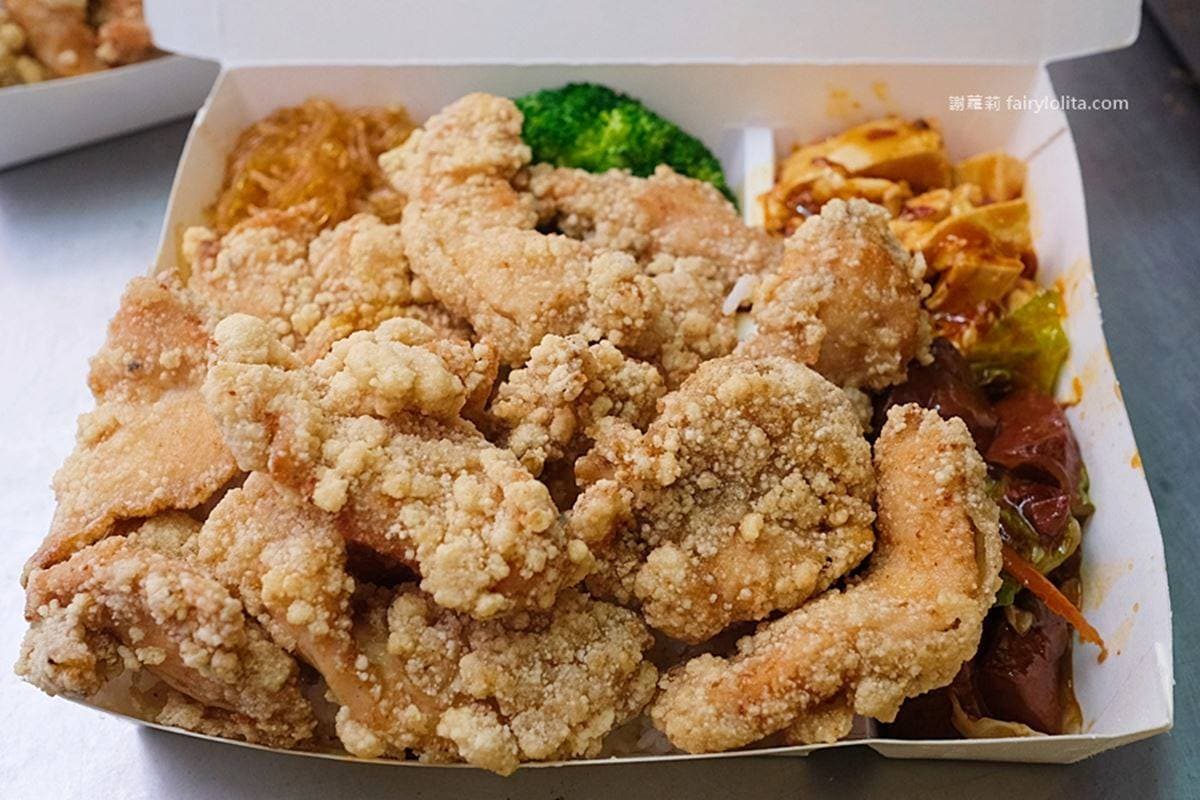 還沒開門先排爆!台北巷弄「隱藏版雞塊飯」滿到蓋不起來,配4樣菜CP值超高 還沒開門先排爆!台北巷弄「隱藏版雞塊飯」滿到蓋不起來,配4樣菜CP值超高