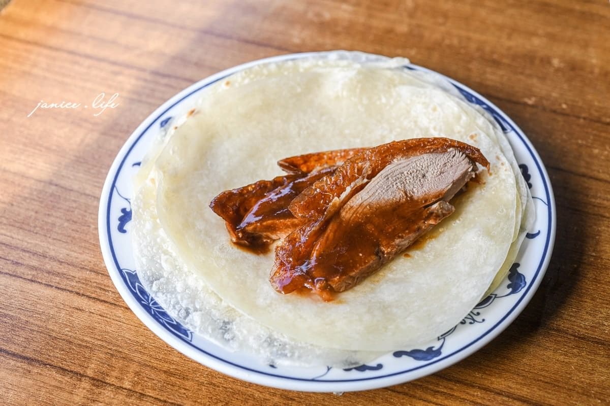 貨櫃屋藏飯店級烤鴨!台中暴紅「一鴨四吃」沒訂吃不到,肥美櫻桃鴨油亮噴香 貨櫃屋藏飯店級烤鴨!台中暴紅「一鴨四吃」沒訂吃不到,肥美櫻桃鴨油亮噴香