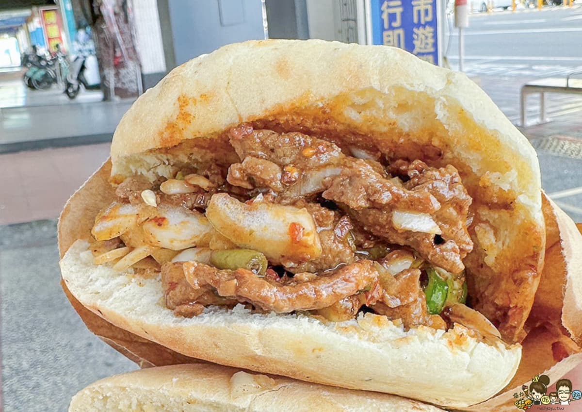 每一口都是料!高雄車站「爆餡肉夾饃」給料不手軟,道地外省味連長輩都愛 每一口都是料!高雄車站「爆餡肉夾饃」給料不手軟,道地外省味連長輩都愛