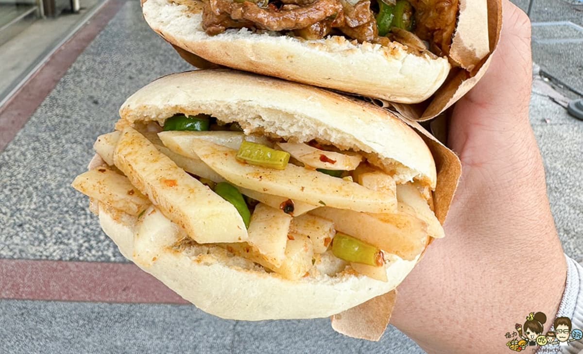 每一口都是料!高雄車站「爆餡肉夾饃」給料不手軟,道地外省味連長輩都愛 每一口都是料!高雄車站「爆餡肉夾饃」給料不手軟,道地外省味連長輩都愛