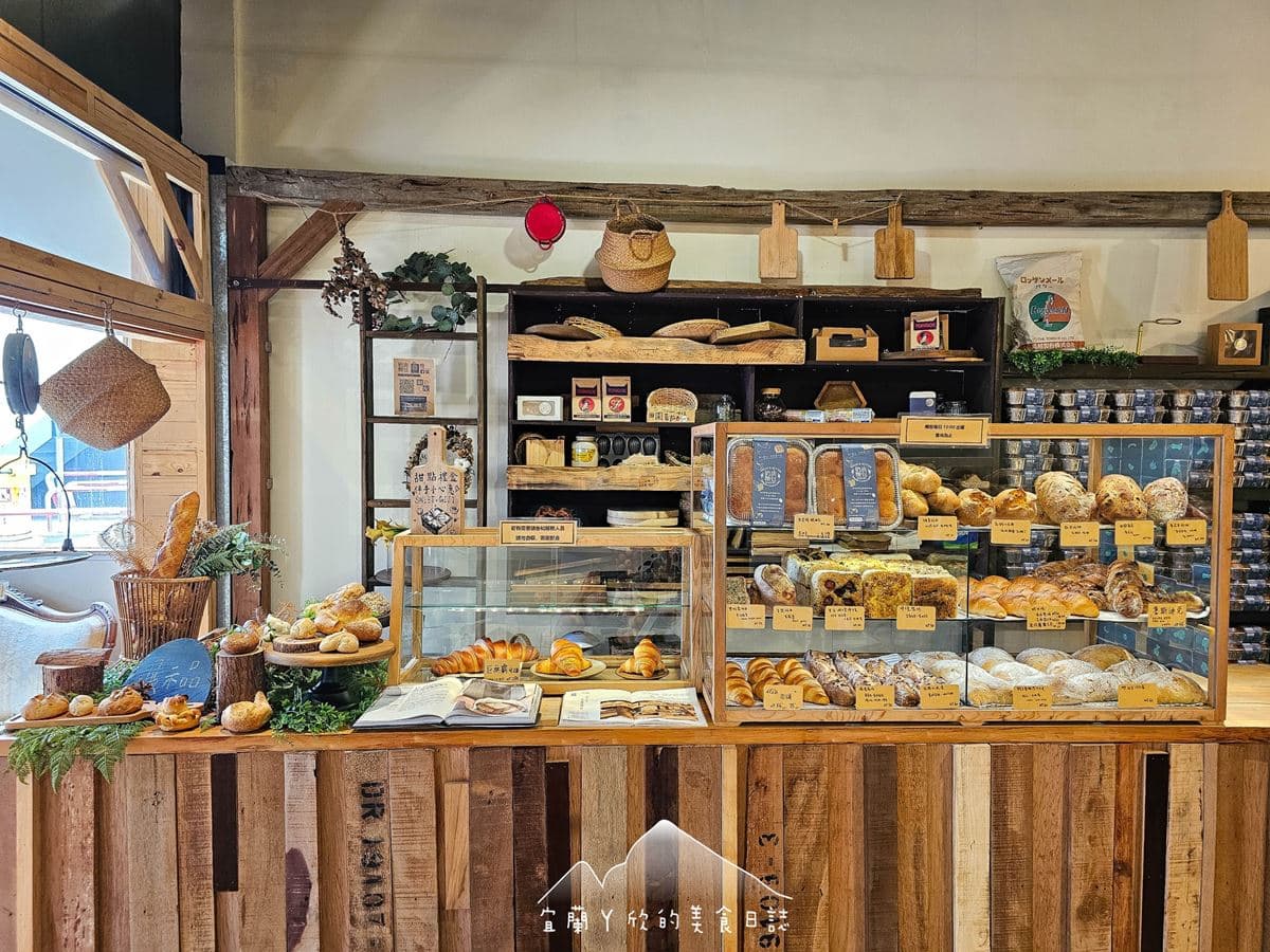 宜蘭最美伴手禮在這!期間限定「草莓餐包」登場,麵包塞入整隻烤雞有夠狂 宜蘭全新必買伴手禮!超狂「巨無霸可頌」比臉還大,九宮格奶油餐包一咬噴香
