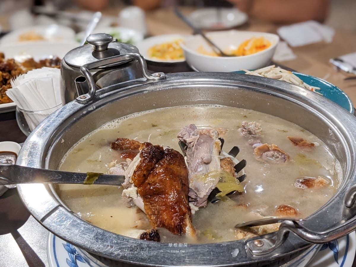 新竹超狂「烤鴨五吃」!爽嗑醬爆鴨骨、酸菜鴨湯,竹科人熱炒聚餐吃這家 新竹超狂「烤鴨五吃」!爽嗑醬爆鴨骨、酸菜鴨湯,竹科人熱炒聚餐吃這家