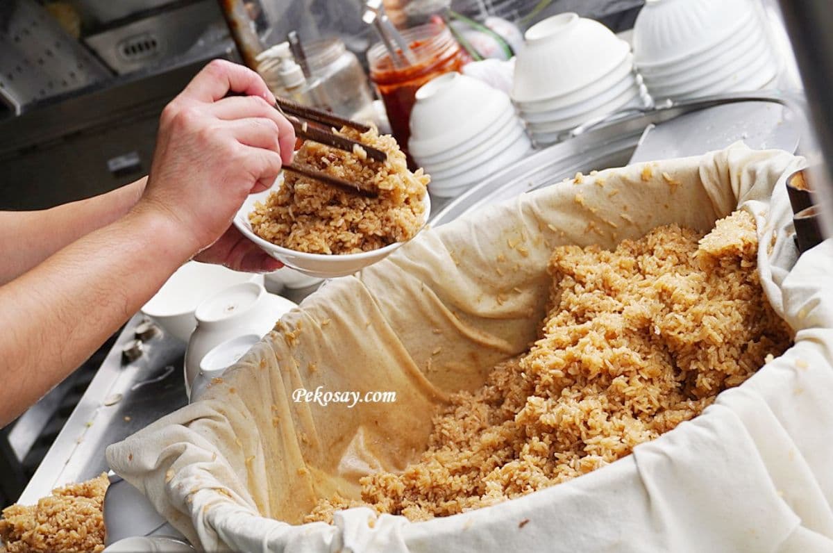 1天狂賣200斤!三重「老字號油飯」飄香逾60年,檜木桶蒸飯粒粒分明香又Q 1天狂賣200斤!三重「老字號油飯」飄香逾60年,檜木桶蒸飯粒粒分明香又Q