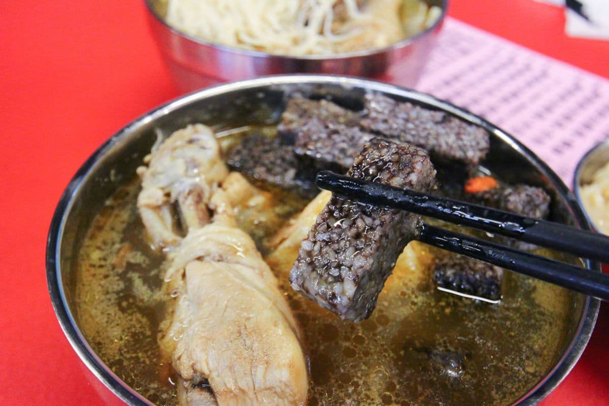 免費加湯800次!超狂「排隊麻油雞麵線」清甜唰嘴,古早味麻油雞飯限量必搶 免費加湯800次!超狂「排隊麻油雞麵線」清甜唰嘴,古早味麻油雞飯限量必搶