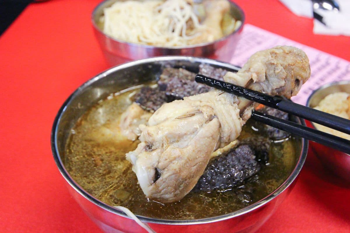 免費加湯800次!超狂「排隊麻油雞麵線」清甜唰嘴,古早味麻油雞飯限量必搶 免費加湯800次!超狂「排隊麻油雞麵線」清甜唰嘴,古早味麻油雞飯限量必搶
