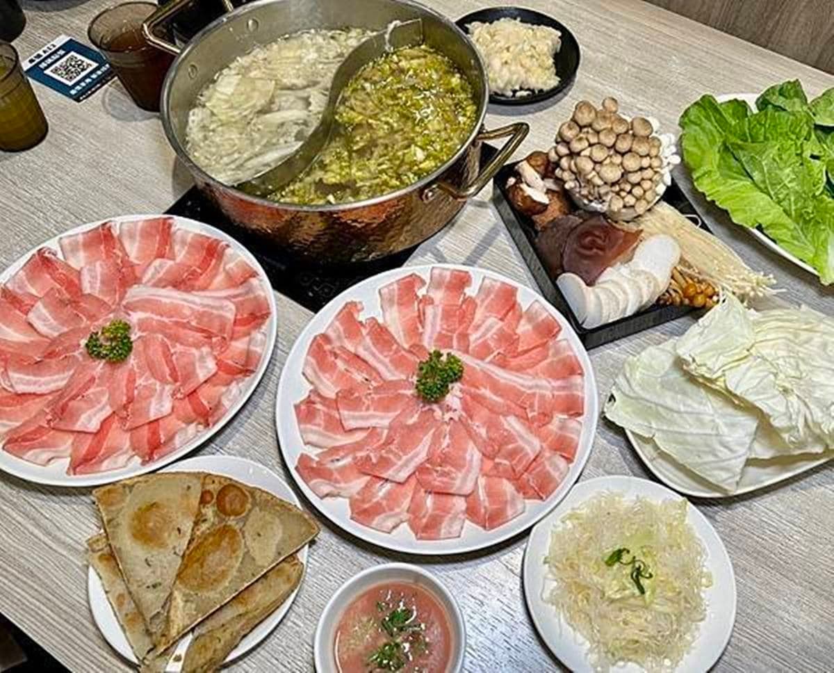 肉肉無限吃到飽!全台5大必吃「酸菜白肉鍋」:60年老字號、免費加鴨血豆腐 肉肉無限吃到飽!全台5大必吃「酸菜白肉鍋」:60年老字號、免費加鴨血豆腐