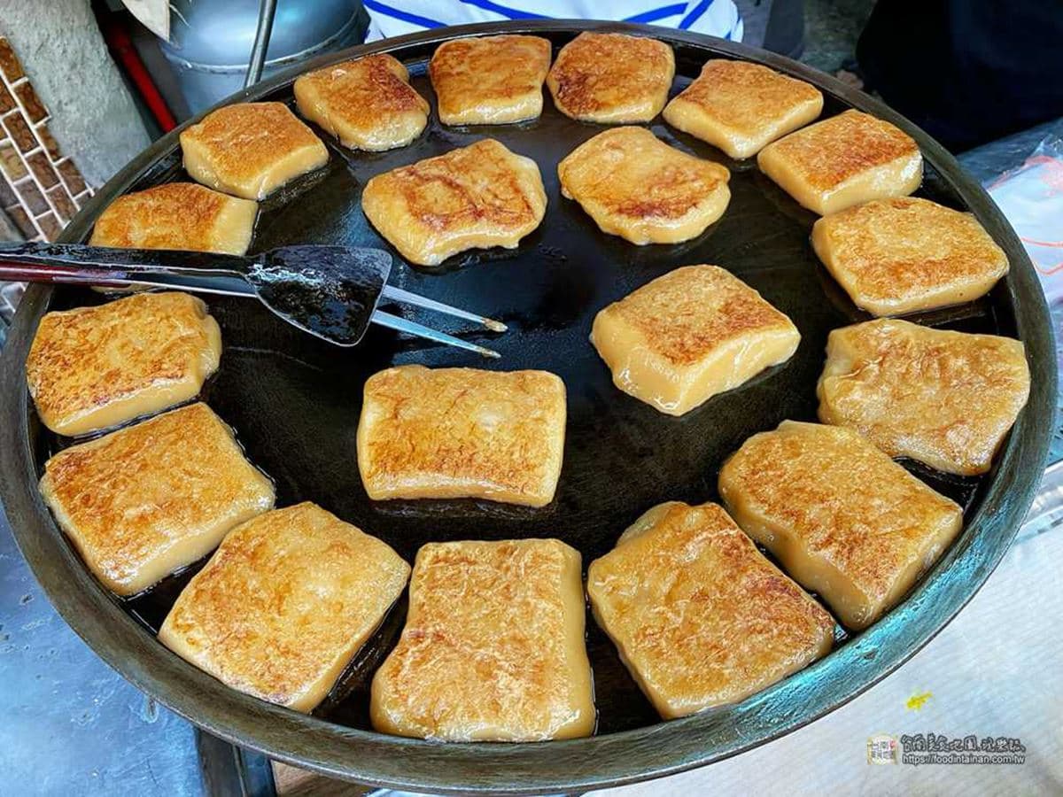 市場百年「煎甜粿」冬季開賣!3片50元在地人超愛,焦香帶Q沾花生粉最對味 新化老街:必嘗市場百年煎甜粿|台南老街