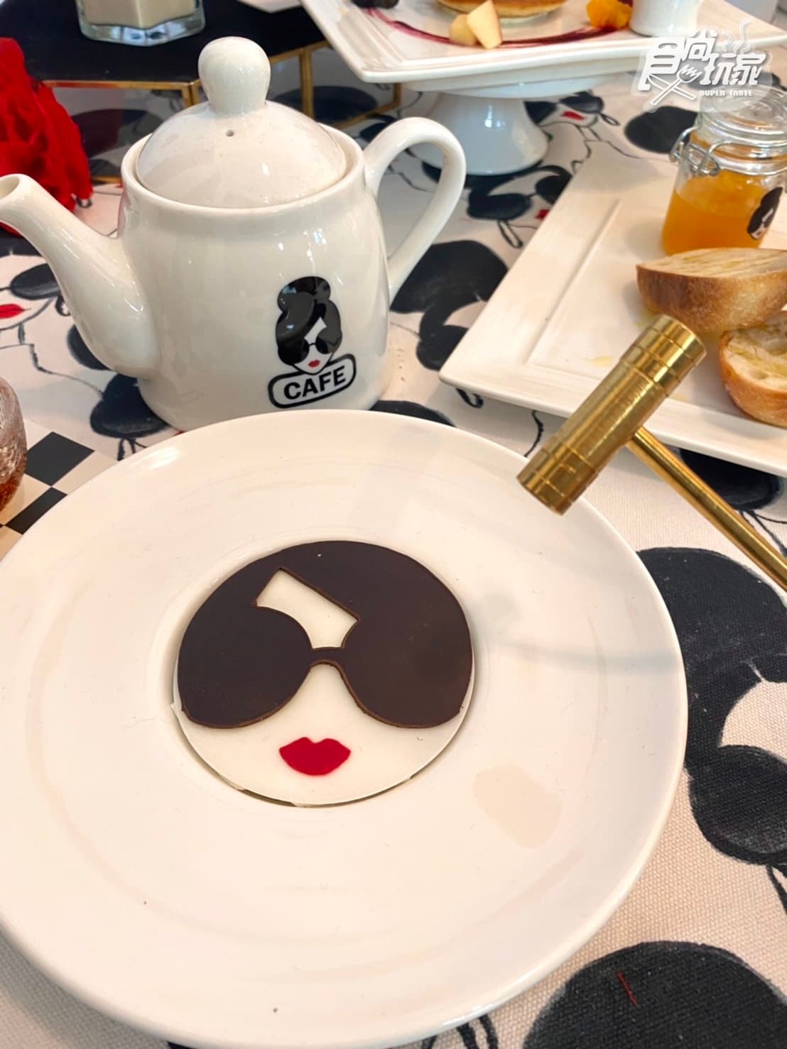 【新開店】最美娃娃頭咖啡廳!全球首間alice + olivia Café,開幕亮點筆記 【新開店】最美娃娃頭咖啡廳!全球首間alice + olivia Café,開幕亮點筆記