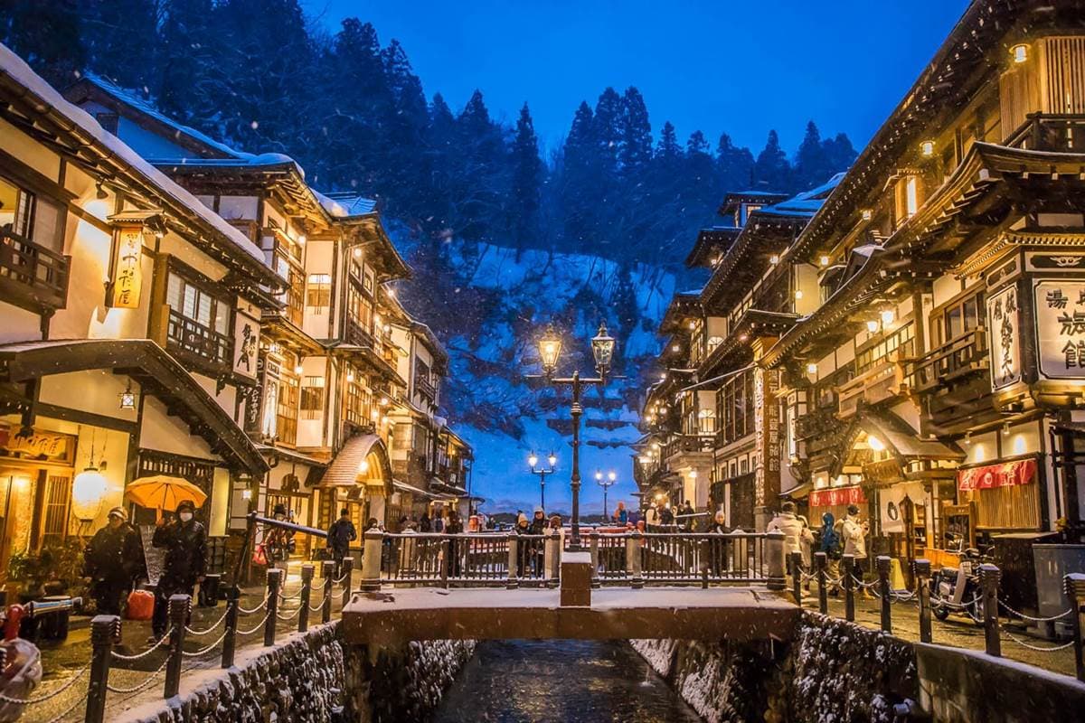 根本《神隱少女》夢幻場景!搶拍超浪漫「雪景溫泉街」,還能爽泡免費足湯 根本《神隱少女》夢幻場景!搶拍超浪漫「雪景溫泉街」,還能爽泡免費足湯