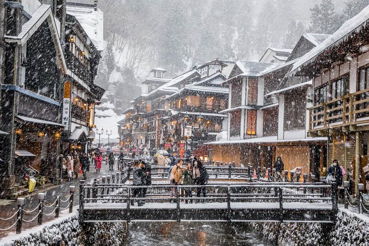 根本《神隱少女》夢幻場景!搶拍超浪漫「雪景溫泉街」,還能爽泡免費足湯 根本《神隱少女》夢幻場景!搶拍超浪漫「雪景溫泉街」,還能爽泡免費足湯