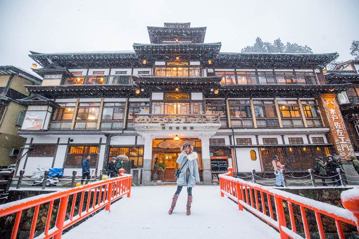 根本《神隱少女》夢幻場景!搶拍超浪漫「雪景溫泉街」,還能爽泡免費足湯 根本《神隱少女》夢幻場景!搶拍超浪漫「雪景溫泉街」,還能爽泡免費足湯