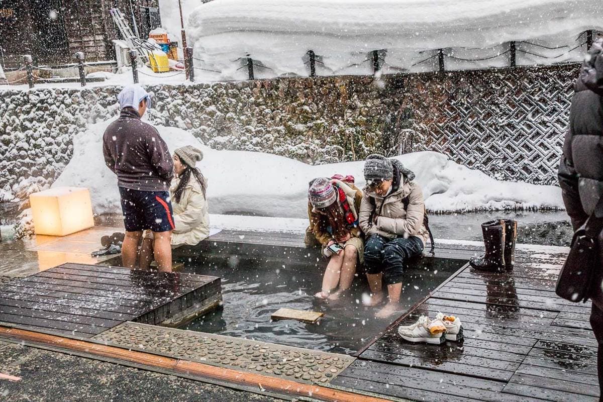 根本《神隱少女》夢幻場景!搶拍超浪漫「雪景溫泉街」,還能爽泡免費足湯 根本《神隱少女》夢幻場景!搶拍超浪漫「雪景溫泉街」,還能爽泡免費足湯