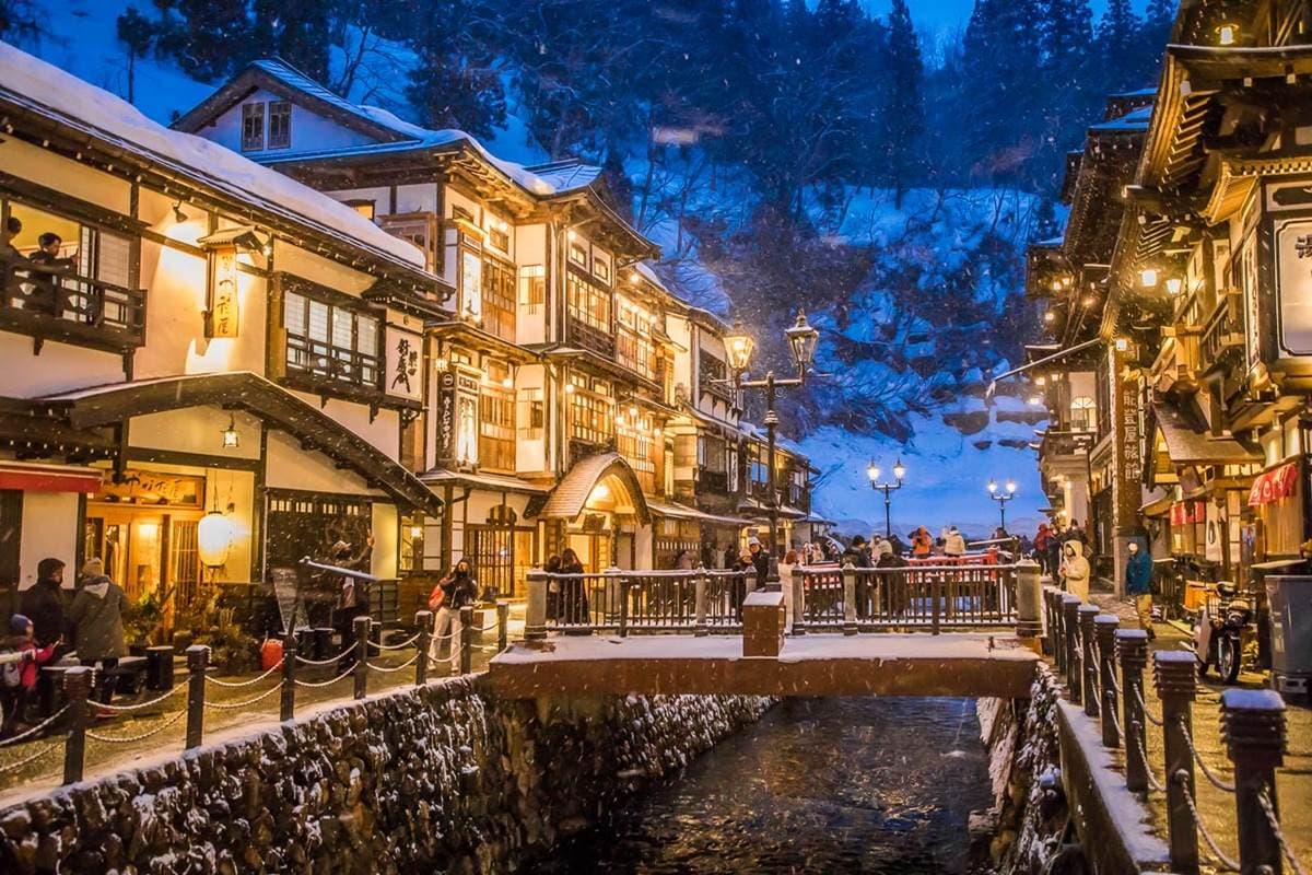 根本《神隱少女》夢幻場景!搶拍超浪漫「雪景溫泉街」,還能爽泡免費足湯 根本《神隱少女》夢幻場景!搶拍超浪漫「雪景溫泉街」,還能爽泡免費足湯