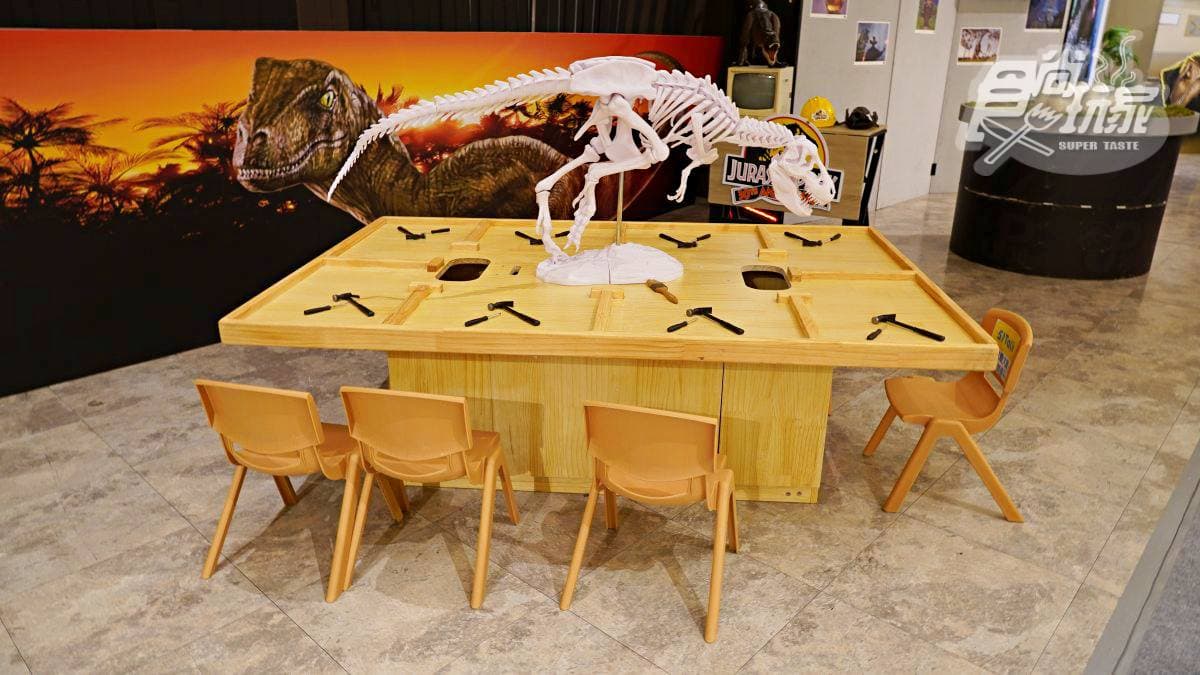 《侏羅紀公園》快閃店在台北!逛爆近百款恐龍周邊,6米高暴龍「這天」現身 《侏羅紀公園》快閃店在台北!逛爆近百款恐龍周邊,6米高暴龍「這天」現身