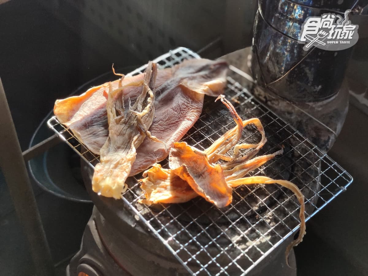 一年只開4個月!日本冬季限定「烤魷魚列車」,秒飛昭和時代還可喝清酒 一年只開4個月!日本冬季限定「烤魷魚列車」,秒飛昭和時代還可喝清酒