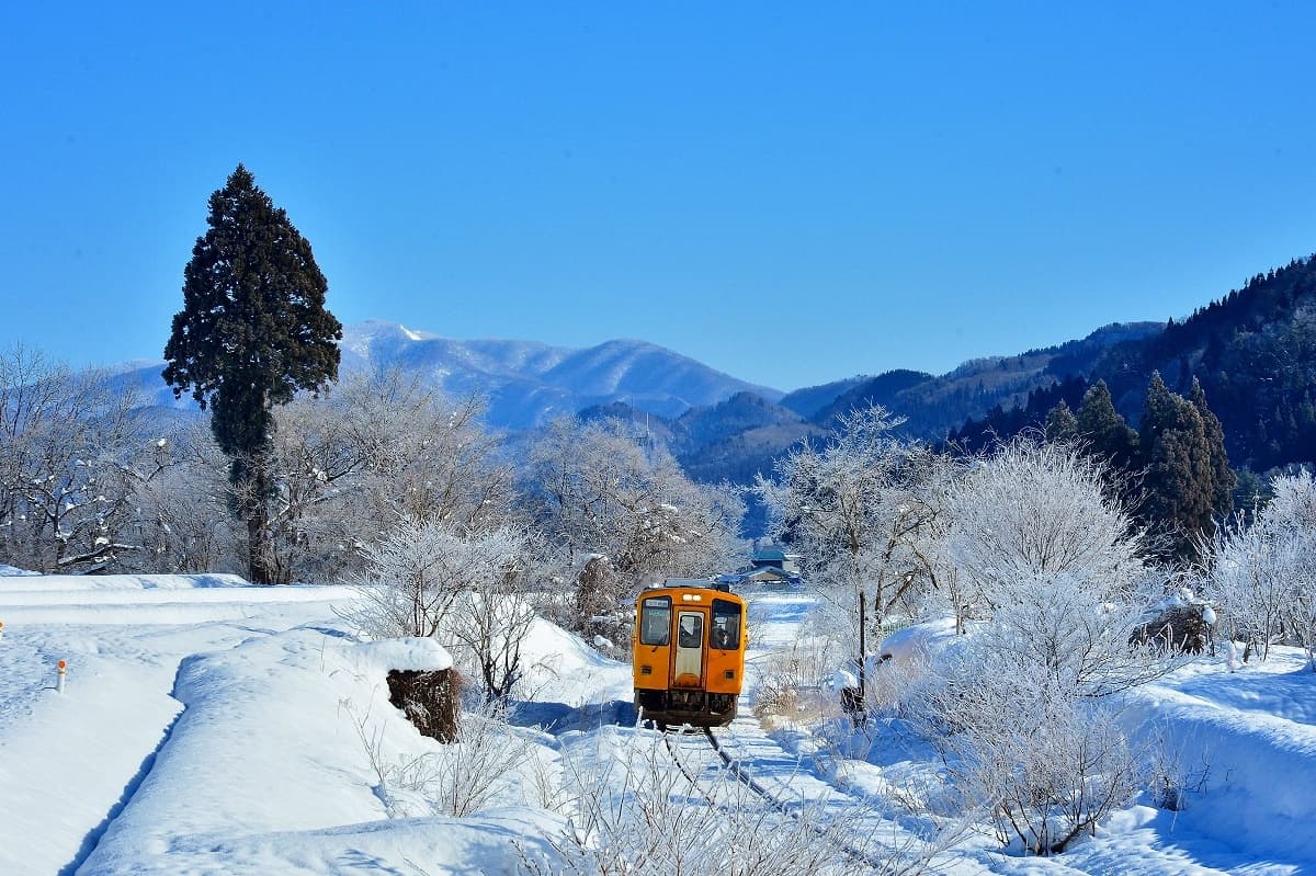 最美雪國列車!日本秋田必玩鐵道旅行,還可樹冰中滑雪、訪400年小京都 最美雪國列車!日本秋田必玩鐵道旅行,還可樹冰中滑雪、訪400年小京都