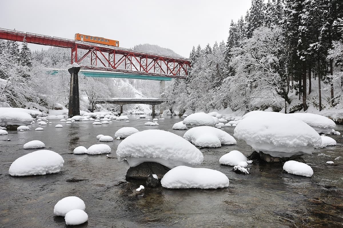 最美雪國列車!日本秋田必玩鐵道旅行,還可樹冰中滑雪、訪400年小京都 最美雪國列車!日本秋田必玩鐵道旅行,還可樹冰中滑雪、訪400年小京都