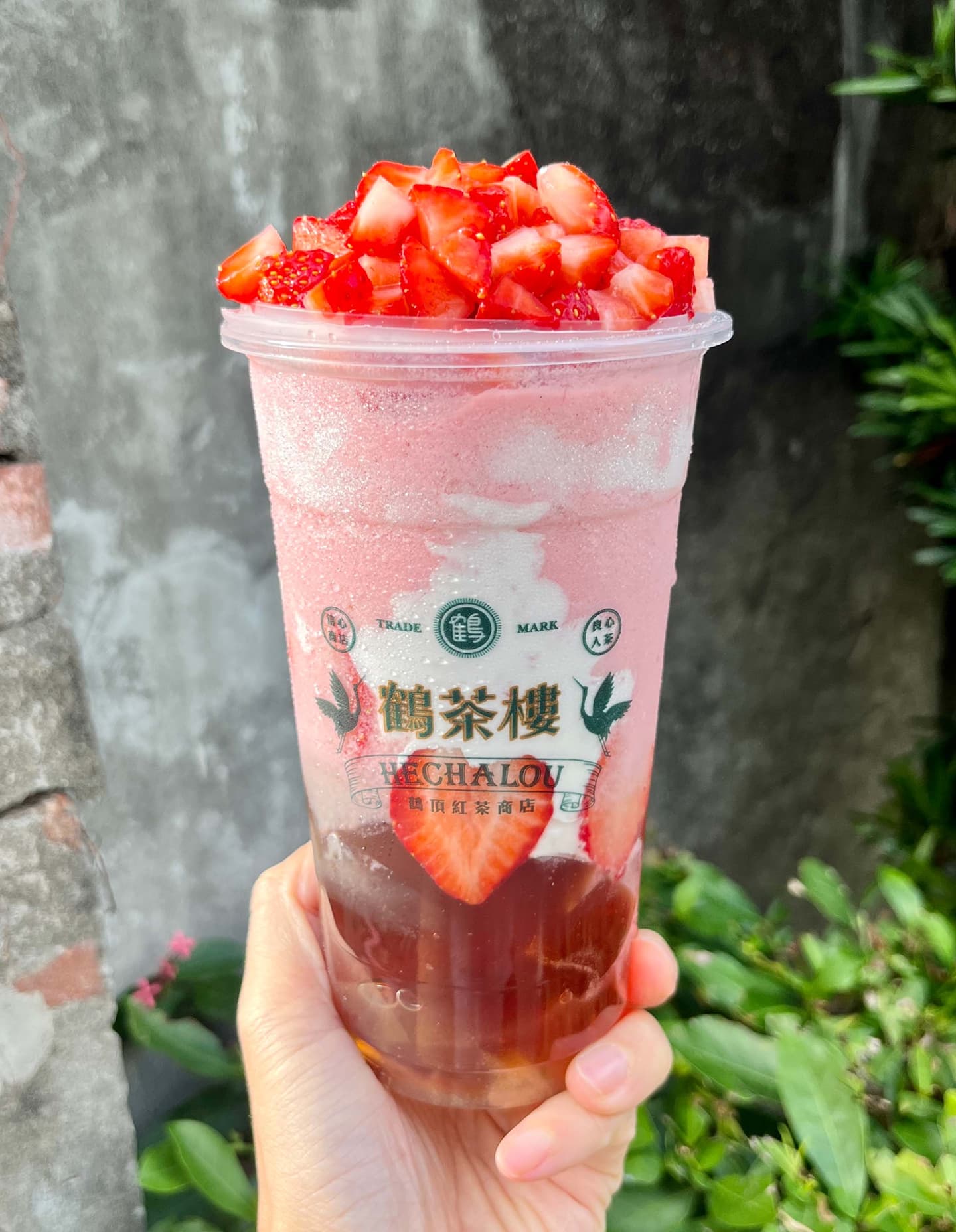 浮誇草莓手搖飲大戰!鶴茶樓17顆草莓甘露、大苑子草莓飲+折田菓舖千層快閃 浮誇草莓手搖飲大戰!鶴茶樓17顆草莓甘露、大苑子草莓飲+折田菓舖千層快閃