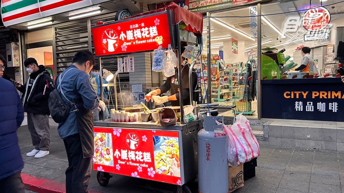 【新開店】中國小吃紅到台灣!全台首間「梅花糕」在士林夜市,配料撒好撒滿 【新開店】中國小吃紅到台灣!全台首間「梅花糕」在士林夜市,配料撒好撒滿