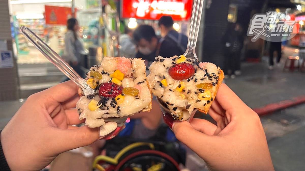 【新開店】中國小吃紅到台灣!全台首間「梅花糕」在士林夜市,配料撒好撒滿 【新開店】中國小吃紅到台灣!全台首間「梅花糕」在士林夜市,配料撒好撒滿