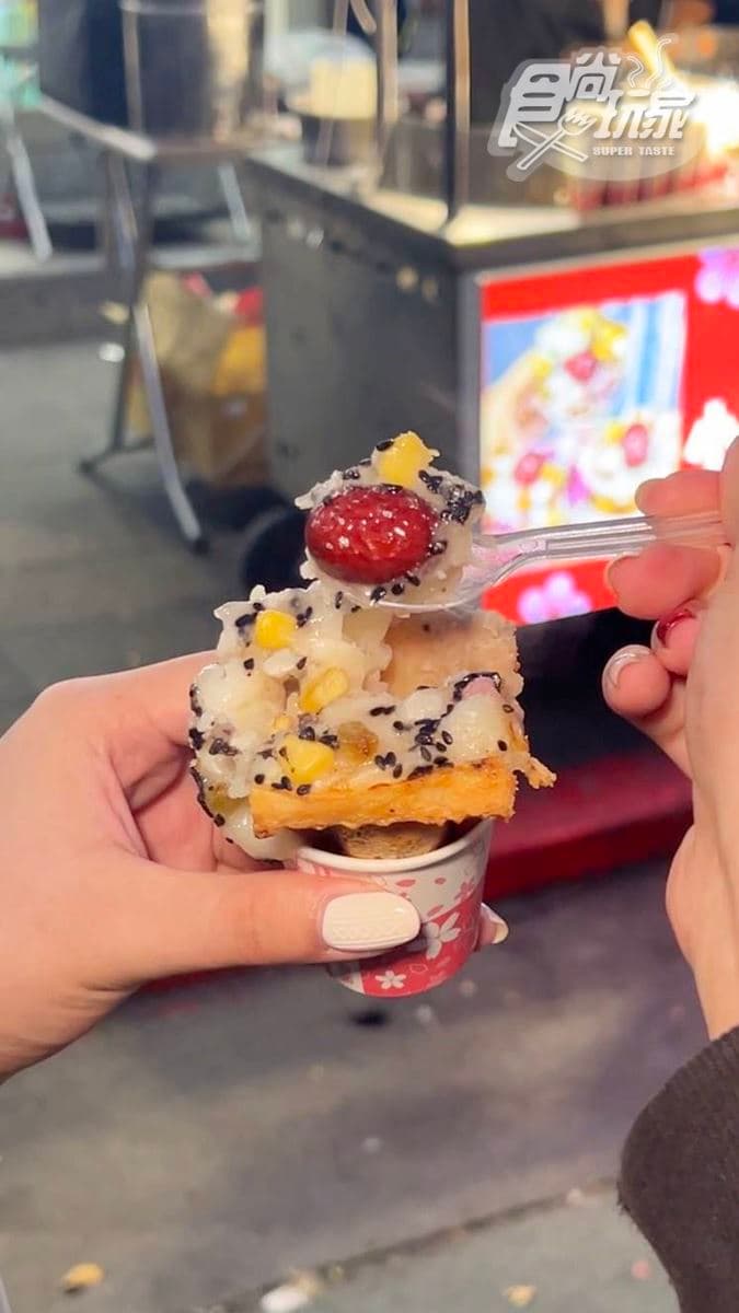 【新開店】中國小吃紅到台灣!全台首間「梅花糕」在士林夜市,配料撒好撒滿 【新開店】中國小吃紅到台灣!全台首間「梅花糕」在士林夜市,配料撒好撒滿