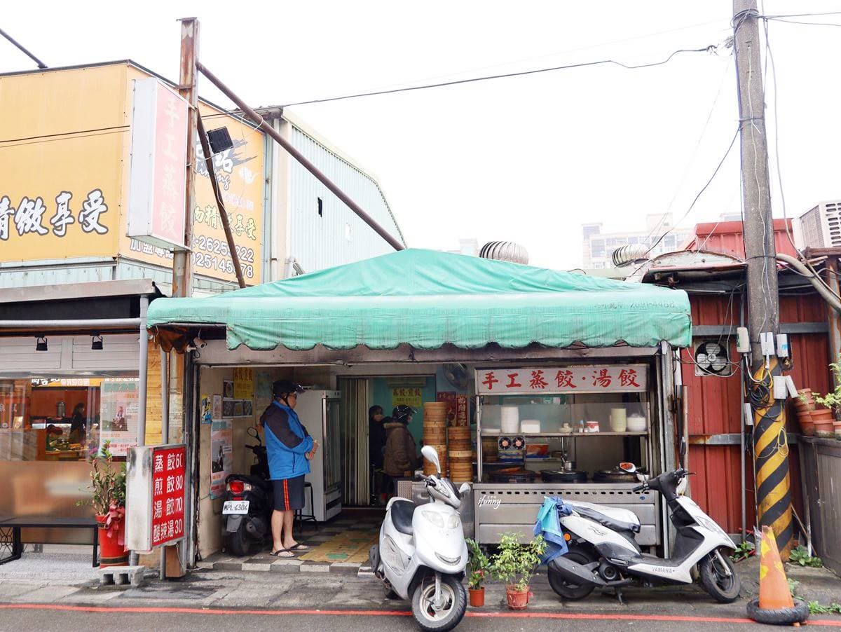 想吃要排隊! 淡水「無名手工蒸餃」尺寸超霸氣,先蒸後煎吃1份就飽 想吃要排隊! 淡水「無名手工蒸餃」尺寸超霸氣,先蒸後煎吃1份就飽