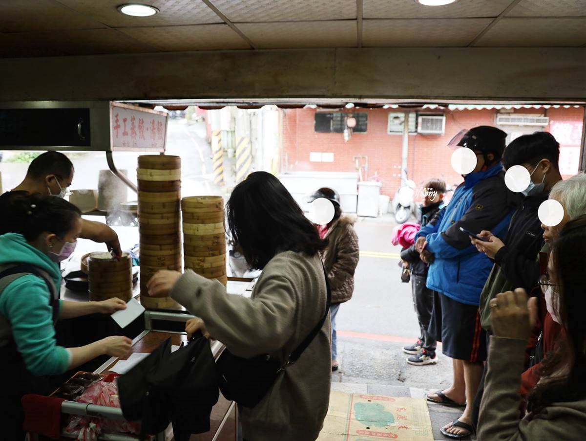 想吃要排隊! 淡水「無名手工蒸餃」尺寸超霸氣,先蒸後煎吃1份就飽 想吃要排隊! 淡水「無名手工蒸餃」尺寸超霸氣,先蒸後煎吃1份就飽
