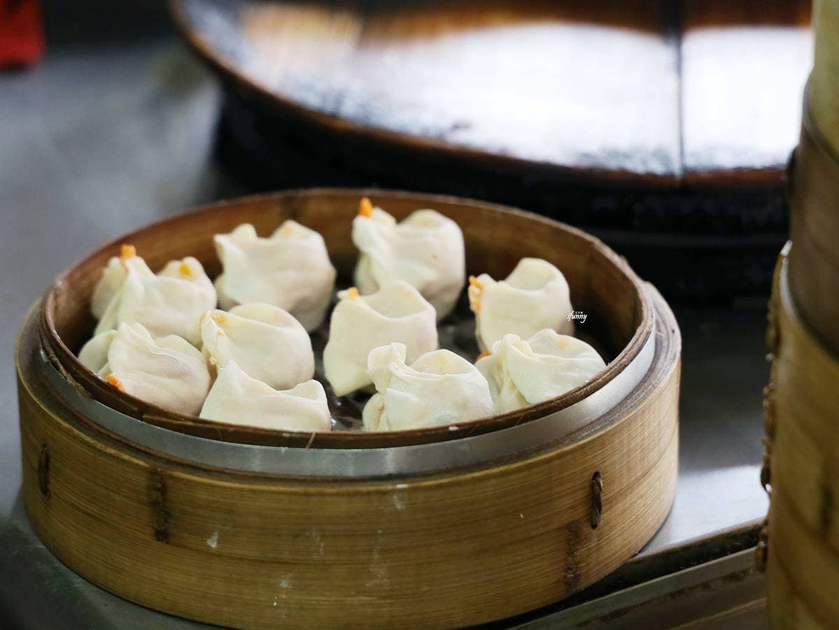 想吃要排隊! 淡水「無名手工蒸餃」尺寸超霸氣,先蒸後煎吃1份就飽 想吃要排隊! 淡水「無名手工蒸餃」尺寸超霸氣,先蒸後煎吃1份就飽