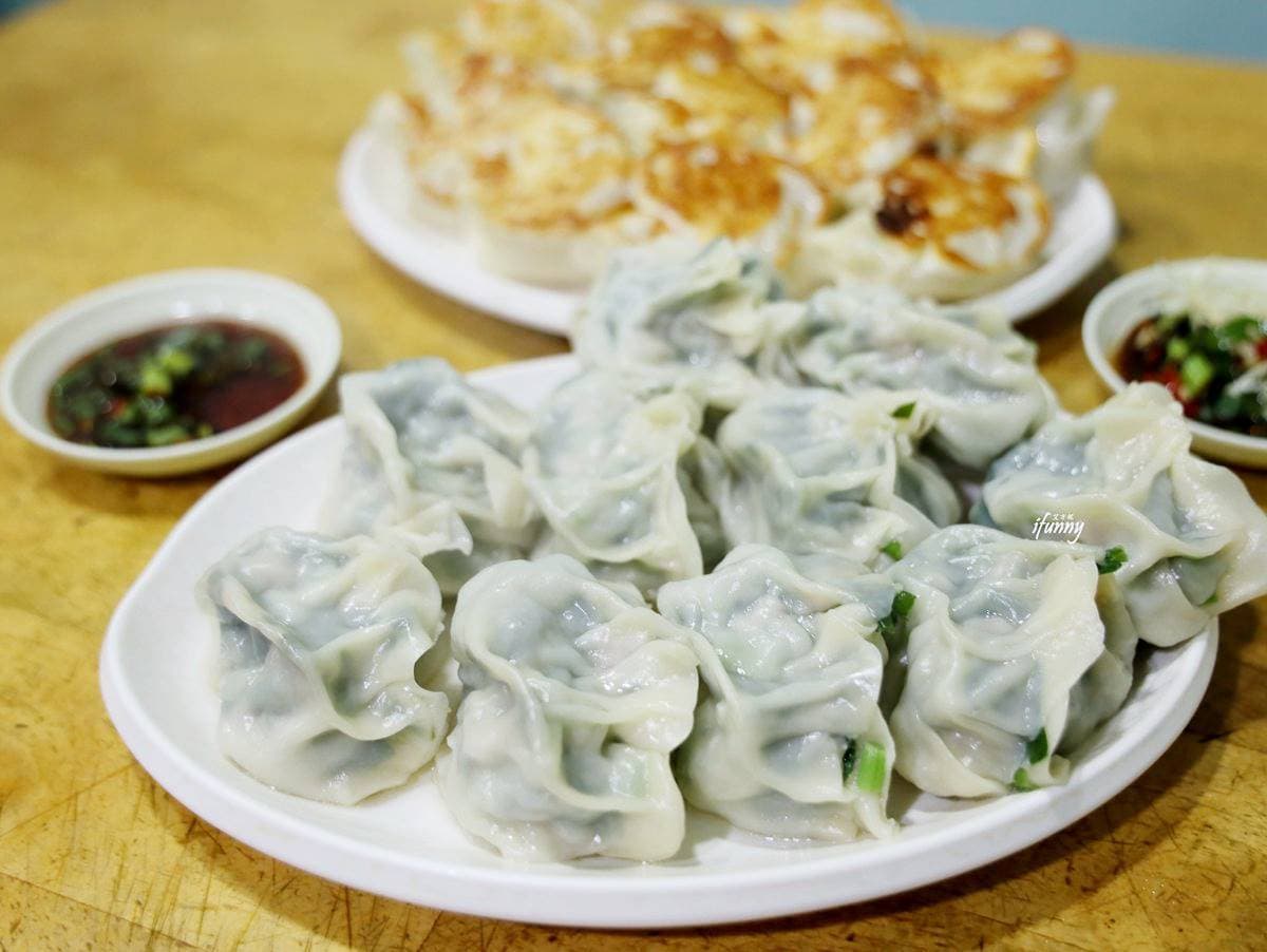 想吃要排隊! 淡水「無名手工蒸餃」尺寸超霸氣,先蒸後煎吃1份就飽 淡水美食推薦:手工蒸餃