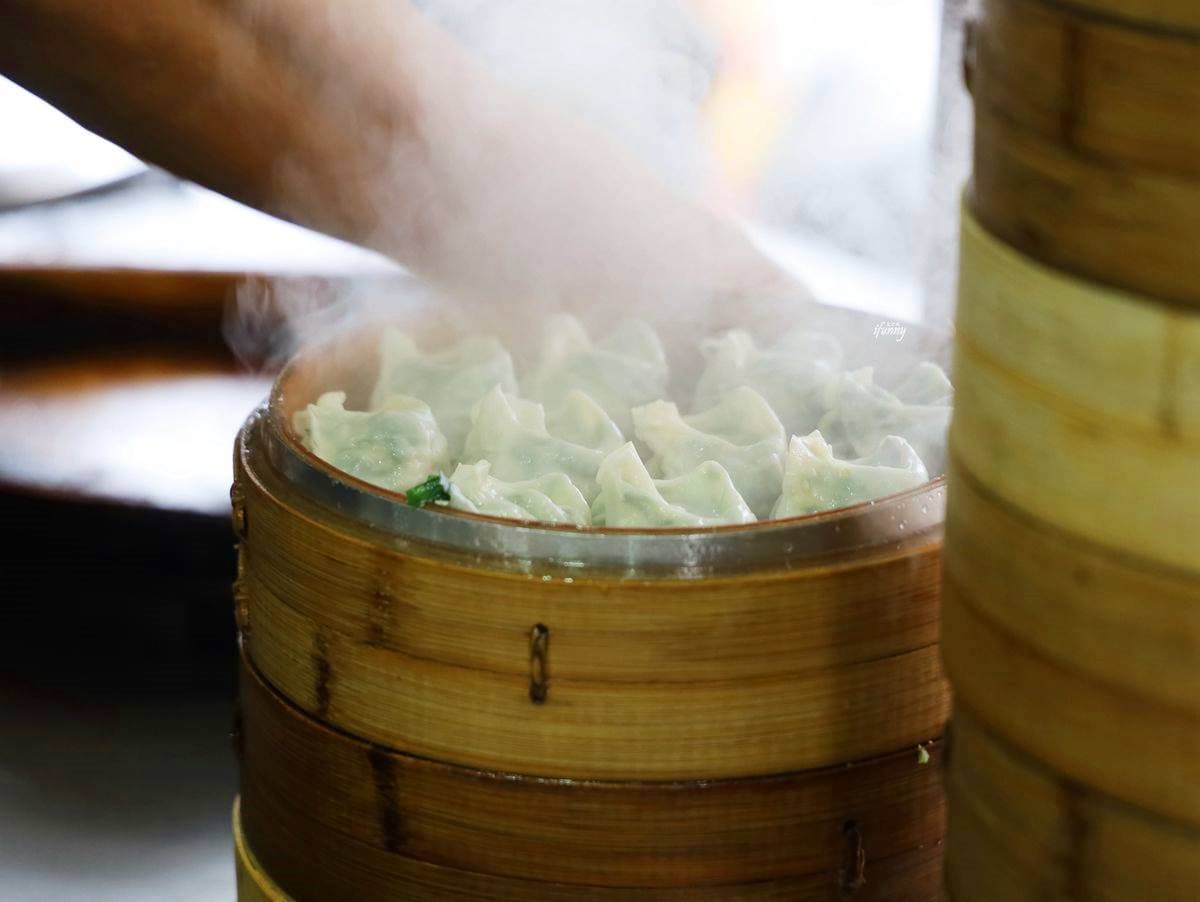 想吃要排隊! 淡水「無名手工蒸餃」尺寸超霸氣,先蒸後煎吃1份就飽 想吃要排隊! 淡水「無名手工蒸餃」尺寸超霸氣,先蒸後煎吃1份就飽