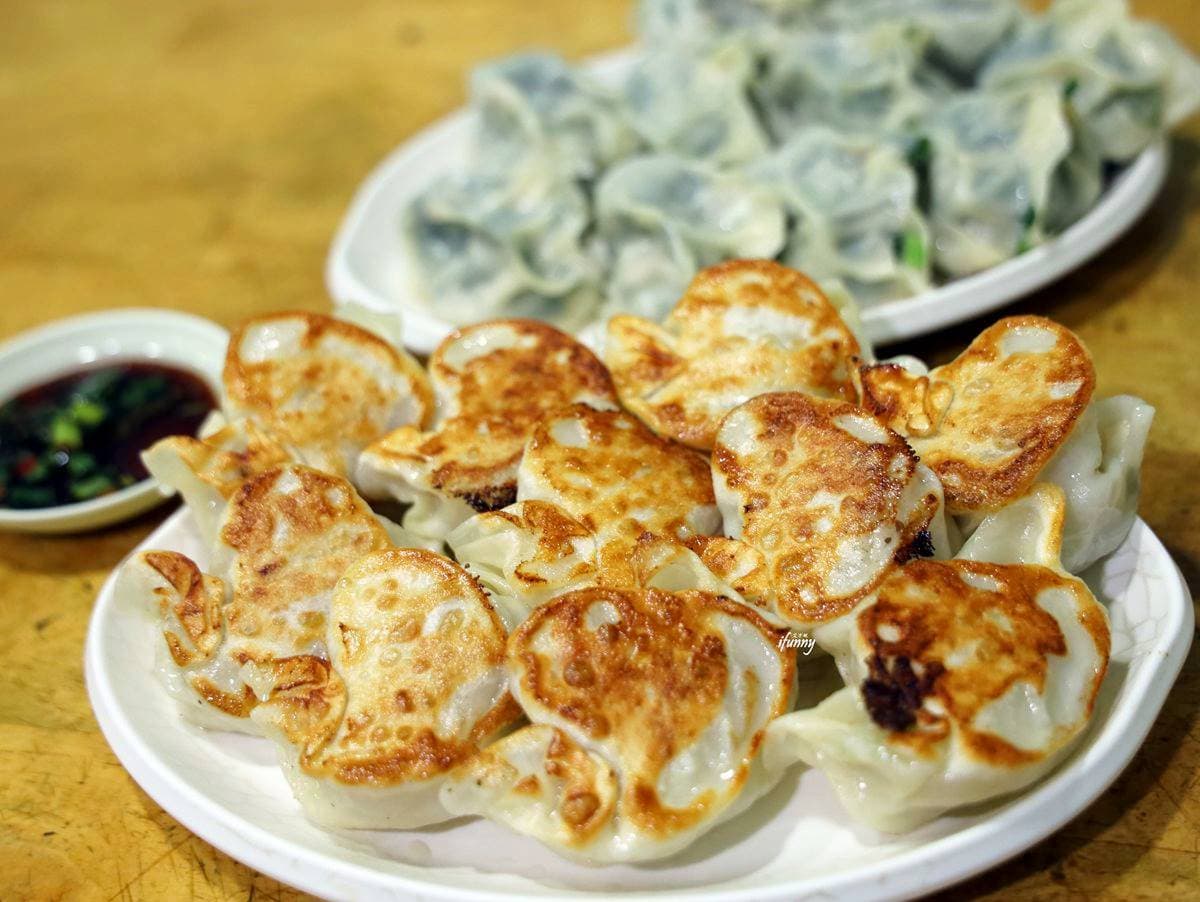 想吃要排隊! 淡水「無名手工蒸餃」尺寸超霸氣,先蒸後煎吃1份就飽 想吃要排隊! 淡水「無名手工蒸餃」尺寸超霸氣,先蒸後煎吃1份就飽