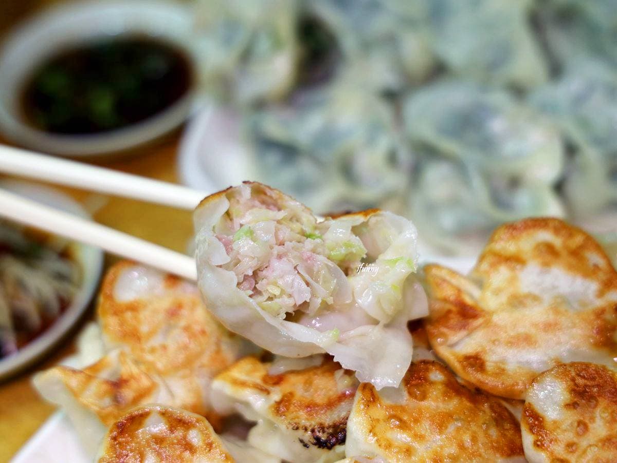 想吃要排隊! 淡水「無名手工蒸餃」尺寸超霸氣,先蒸後煎吃1份就飽 想吃要排隊! 淡水「無名手工蒸餃」尺寸超霸氣,先蒸後煎吃1份就飽