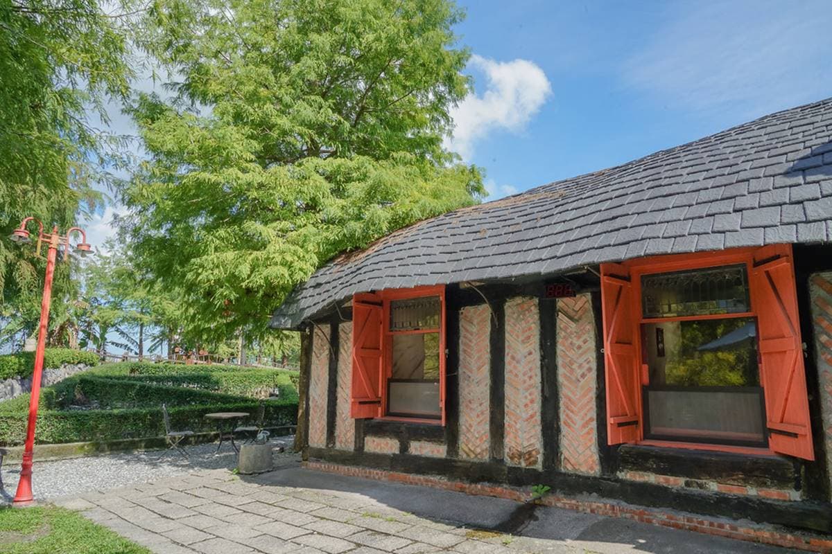 「台版霍爾移動城堡」藏在這!歪斜磚瓦屋神還原,寶藍湖畔+落羽松拍到飽 「台版霍爾移動城堡」藏在這!歪斜磚瓦屋神還原,寶藍湖畔+落羽松拍到飽